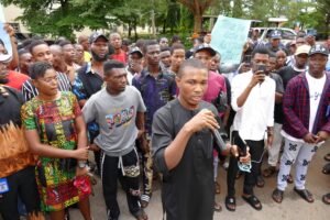 Read more about the article FED POLY OKO STUDENTS MARCH IN SOLIDARITY WITH THE RECTOR, DR. AWUZIE