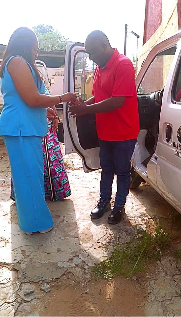 You are currently viewing RECTOR, FEDERAL POLYTECHNIC OKO, DR. CHIOMA AWUZIE PRESENTS OFFICIAL VEHICLE TO SKILL DEVELOPMENT CENTRE